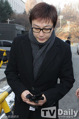 组图：卓在勋等现身涉赌案二审 李秀根眼含泪