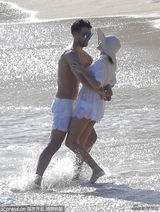 奥利维亚携未婚夫沙滩湿身肉搏 野性陶醉忘我