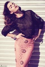 组图：龙女魅惑露半球 沐浴阳光清新优雅