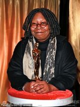 组图：奥斯卡小金人亮相 女星乌比-戈德堡剪彩