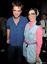 组图：帕丁森分手后绯闻不断 载红发美女回爱巢