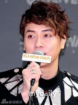 组图：韩国偶像组合神话15周年演唱会