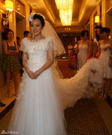 组图：潘长江之女大婚 潘阳与新郎石磊甜蜜接吻