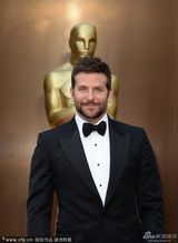 组图：库珀帅气现身奥斯卡红毯 蓄须迷人微笑