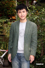 高清图：范植伟携夏于乔宣传新戏 回应解约事件