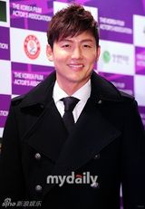 组图：李秉宪安圣基等出席韩国电影协会忘年会