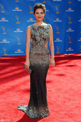 高清组图：艾美奖红毯 玛丽亚-曼努诺斯秀美背