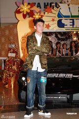 组图：陈冠希休闲装扮参加活动 笑容灿烂气色佳