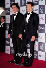 组图：李秉宪黑白装儒雅现身釜山红毯