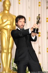 高清组图：奥斯卡后台获奖众星举金人光彩照人