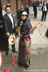 组图：Lady Gaga火辣造型录影 向歌迷献吻撒花