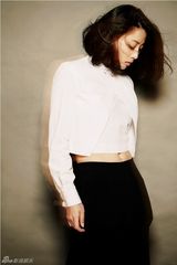 组图：殷桃最新写真大片 露马甲线一展帅气