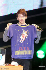 组图：SHINee台湾办歌迷见面会 与粉丝亲密互动