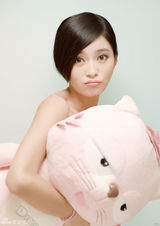 组图：王媛可拍清新写真妩媚秀香肩