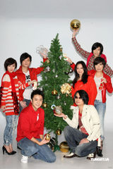 幻灯：华纳众歌手身着喜庆红衣拍圣诞大片