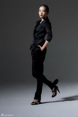 组图：韩雪时尚大片烟熏妆冷峻摩登