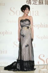 组图：戴君竹获量身订制婚纱与准新郎分享心情