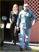 组图：斯威夫特穿性感透视装上街 超短裙秀玉腿