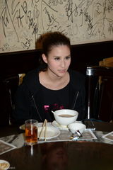 组图：何超莲吴克群约会吃饭大方被拍