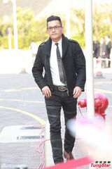 组图：方逸华跪拜邵逸夫 刘德华张学友致祭