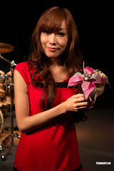 组图：西田惠里奈性感红裙拜年 安慰导演魏德圣