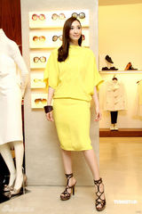 高清图：吴佩慈高腰酒瓶裙走秀 黄色套装妩媚明艳