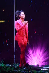 组图：郑伊健开唱遭催婚 女友蒙嘉慧到场欣赏