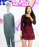 组图：《我结》新情侣亮相 泰民缺席娜恩抱纸板