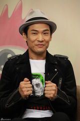 组图：51岁杜德伟谈保养 每日对镜喊25岁