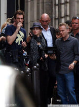 高清图：麦当娜片场霸气十足似老板 一双儿女探班