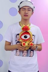 组图：包贝尔搞怪范儿亮相 怀抱龙浪应景2月2