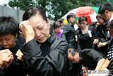 高清组图：罗京妻子悲痛泪别 儿子哥哥捧遗像送行