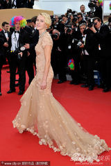 组图：娜奥米-瓦茨戛纳走秀 裸色纱裙妩媚动人