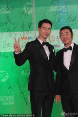 组图：韩星赵寅成亮相上视节红毯引粉丝尖叫