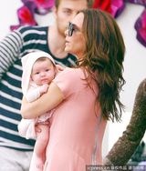 组图：维多利亚抱女儿逛街 小七肉脸嘟嘟不怵镜头