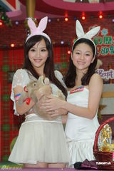 组图：陈静与Liz变身兔女郎 补亲跨年之吻