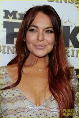 组图：林赛-罗韩深V装秀美胸 半镂空短裙性感