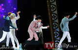 组图：韩团帝国之子小分队首唱会劲歌热舞