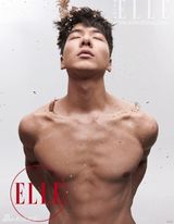 幻灯图：余男环保大片全裸出镜 似婴儿蜷卧母亲腹中