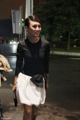 组图：袁泉关之琳优雅亮相盛典 体验极限试驾