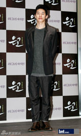 组图：朴海日金高恩等出席影片《银娇》发布会