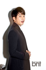 高清组图：朴施厚时尚写真 西装革履帅气稳重