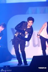 幻灯组图：萧敬腾着铆钉皮衣献唱 卢广仲瑶瑶泯恩仇