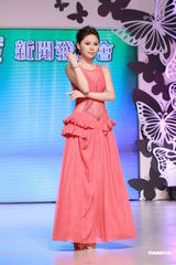 组图：名模婚纱展争奇斗艳 Ana R不幸丢手机