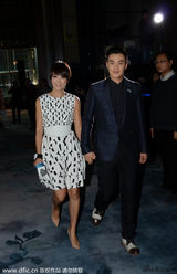 组图：朱丹首度与男友周一围同台 牵手晒幸福