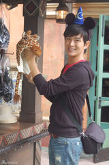 高清组图：黄明游玩东京迪士尼 重返童年欢乐时光