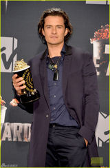 组图：布鲁姆获MTV最佳打斗奖 后台咬奖杯卖萌