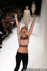 组图：裸女失控大闹巴黎秀场 遭保安袭乳拖走