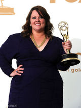 组图：艾美奖后台 梅丽莎-麦卡西开心亲吻奖杯