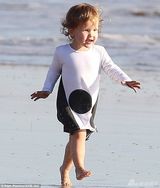 组图：阿尔芭一家海滩享天伦 女儿们赤脚踏浪